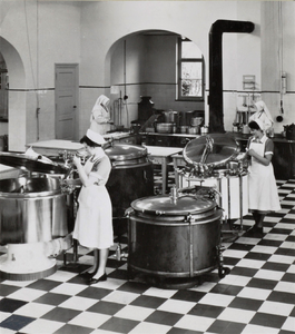 3467 grootkeuken; personeel; religieuzen; eten, 1953