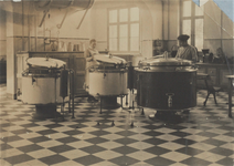 3469 keuken; stoomketels; personeel, circa 1928