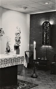 3477 altaar; Mariabeeld; glas in lood; doopkaars, circa 1983