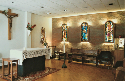 3478 altaar; Mariabeeld; glas in lood ramen; doopkaars; kruisbeeld, circa 1983