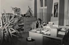 3492 kantoor; medewerker; bureau's; archiefkasten, circa 1986