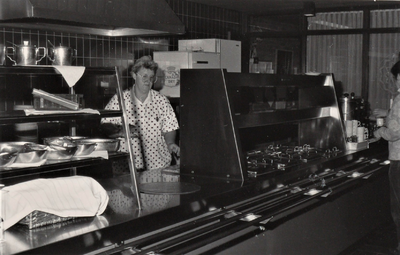 3493 medewerker; zelfbedieningsrestaurant; personeelsrestaurant, circa 1986