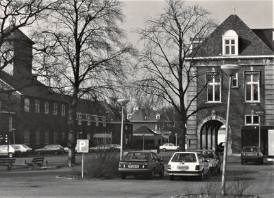 3501 ingang; polikliniek; parkeerplaats; toegangsweg; ketelhuis, circa 1982