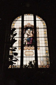 3506 glas in lood raam; beeltenis van vroedvrouw, moeder, zuigeling; tekst, circa 1982