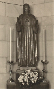 3508 heiligenbeeld; kaarsen; bloemstuk, circa 1960