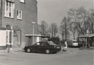 3516 ingang; polikliniek; parkeerplaats, 1983