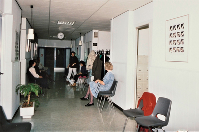 3529 gang; wachtenden; polikliniek, circa 1982