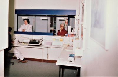 3530 kantoor; administratie; medewerkster; bezoekers, circa 1982