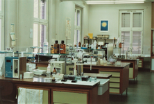 3531 bureau's; laboratorium; attributen, circa 1982