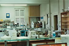 3532 bureau's; laboratorium; attributen, circa 1982