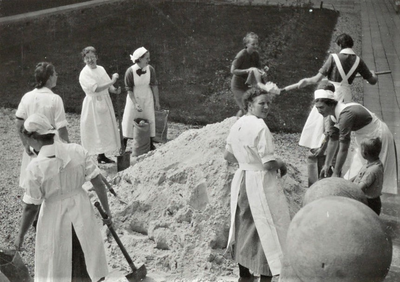 3604 vroedvrouwen; berg zand, 1939-09