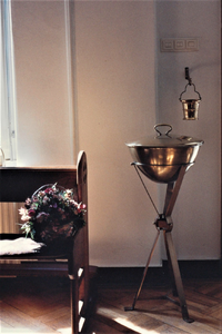 3667 kerkbank; bloemenmand; doopvont; wijwater, circa 1987