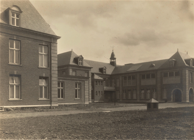 3686 achterzijde; uiterst rechts; verloskamers; poli, 1923