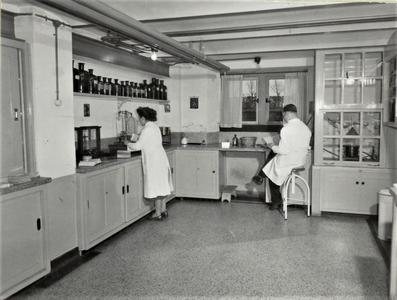 3724 apotheek; medewerkers, 1953