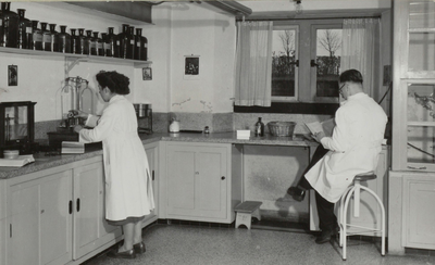3725 apotheek; medewerkers, 1953