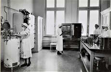 3727 medewerksters; steriliseerkamer, 1953