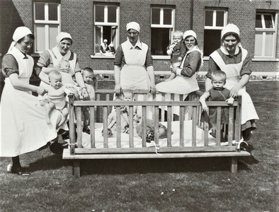 3739 verpleegkundigen; box; , circa 1951