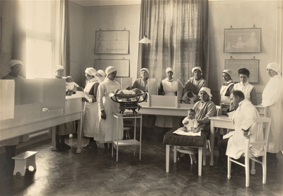 3759 kraamvrouwen; baby's; verpleegkundigen; kinderarts, 1923