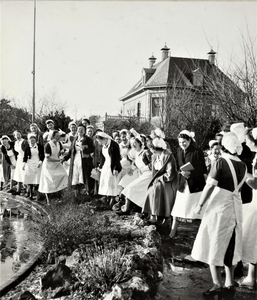 3775 verloskundigen in opleiding; buiten; vijver, 1953