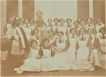 3792 verloskundigen in opleiding; Sinterklaasfeest, circa 1925