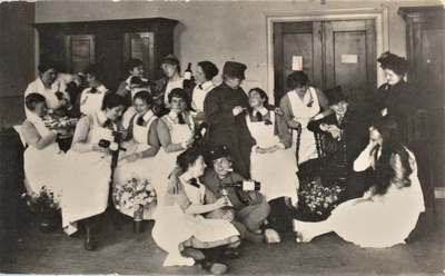 3793 verloskundigen in opleiding; cabaret, circa 1930