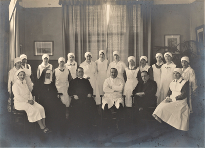 4155 vroedvrouwen in opleiding; personeelsleden; directie, circa 1928