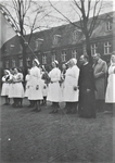 4177 personeelsleden; verloskundigen in opleiding; directieleden; vaandel, 1954-02-16