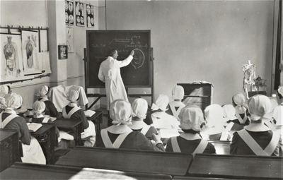 4179 klaslokaal; schoolbord; verloskundigen in opleiding; geneesheer-directeur; les, 1953