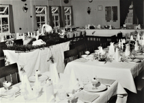 4220 tafels; zaaltje; aula; diner; feest; geslaagden, circa 1953