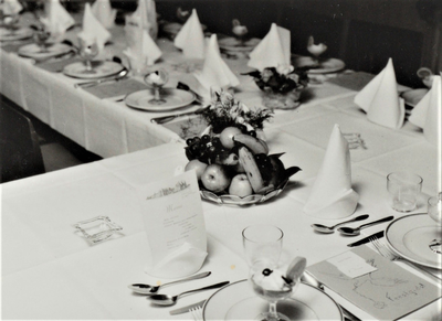 4221 tafel; aula; diner; feest; geslaagden, circa 1953