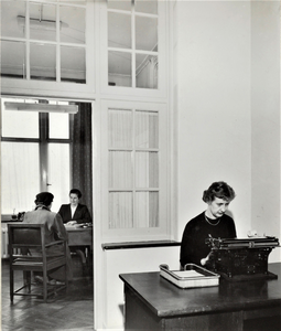 4222 kantoor; personeel; sociale dienst, 1953