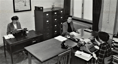 4223 typekamer; administratie; medewerkers, 1953