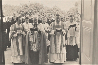 4226 gebeden; deken; priesters; genodigden; ingang kapel, 1935-07-08