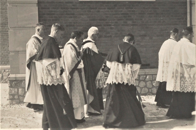 4227 zegenen; deken; misdienaars; kapel, 1935-07-08