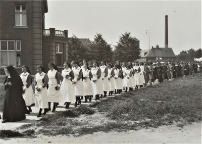 4234 processie; leerling-vroedvrouwen; genodigden; kapel, 1935-07-08