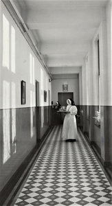 4243 gang; religieuze; dienblad; klooster, 1953