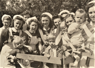 4247 verloskundigen in opleiding; kinderen; koninklijk bezoek, 1948-04-27
