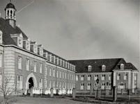 4258 hoofdingang; linkervleugel; verloskundigen in opleiding; Vroedvrouwenschool, 1953
