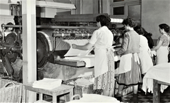 4259 mangel; wasgoed; medewerksters; wasserij, 1953