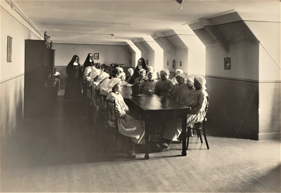 4264 tafel; zaal; kamer; zusters; ongehuwde moeders; Doorgangshuis, 1923