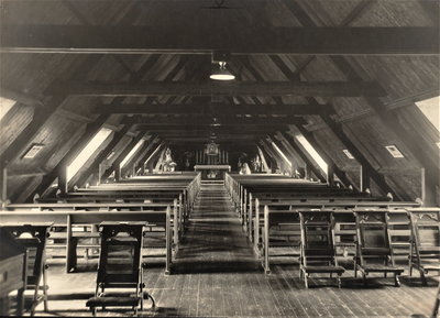 4265 interieur; kerkbanken; altaar; noodkapel; Doorgangshuis, 1923