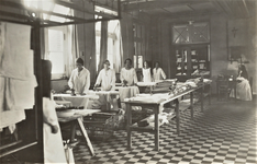 4266 interieur; wasgoed; strijkplanken; strijkafdeling; medewerksters; zusters, circa 1925