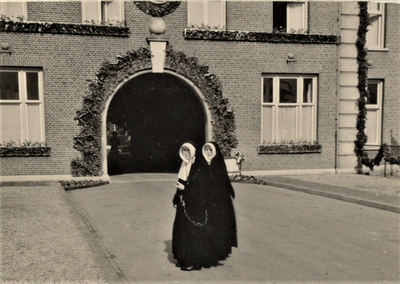 4269 versieringen; hoofdingang; religieuzen, 1953-05-19