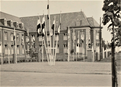 4270 vlaggen; hoofdgebouw, 1953-05-19