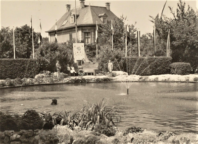 4278 fontein; vijver; vlaggen; jubileumbord; rustbank; personeel; villa, 1953-05-19