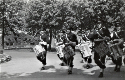4289 politiemuziekkapel uit Heerlen; tuin; vroedvrouwenschool, 1953-05-19