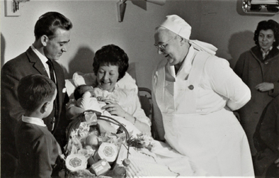 4322 geboorte baby; kraamvrouw; vader; hoofdverpleegster; 75000e inwoner Heerlen, 1963-02