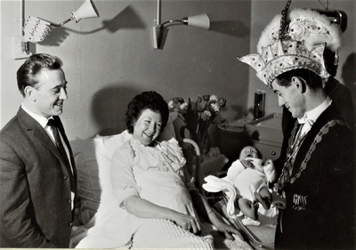 4323 geboorte baby; kraamvrouw; vader; prins carnaval; 75000e inwoner Heerlen, 1963-02