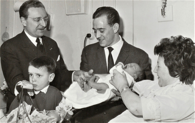 4324 geboorte baby; kraamvrouw; vader; zoontje; burgemeester; 75000e inwoner Heerlen, 1963-02