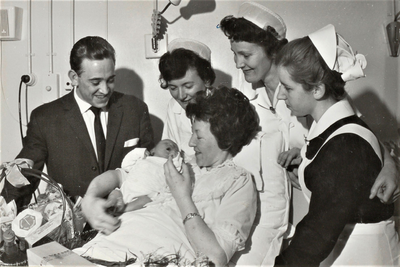4325 geboorte baby; kraamvrouw; vader; verloskundigen; burgemeester; 75000e inwoner Heerlen, 1963-02